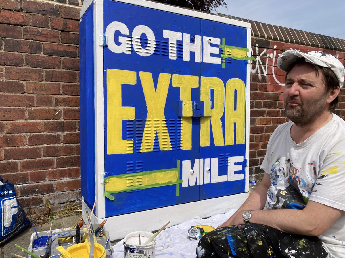 Total pleasure bumping into the legend that is @pantsdanny doing his amazing work today around #Headingley at the @runforall #Leedsmarathon chatting all things @LUFC . Keep up the amazing work mate 🙌🔥 x #gotheextramile #inspiration #lufc #burleybanksy