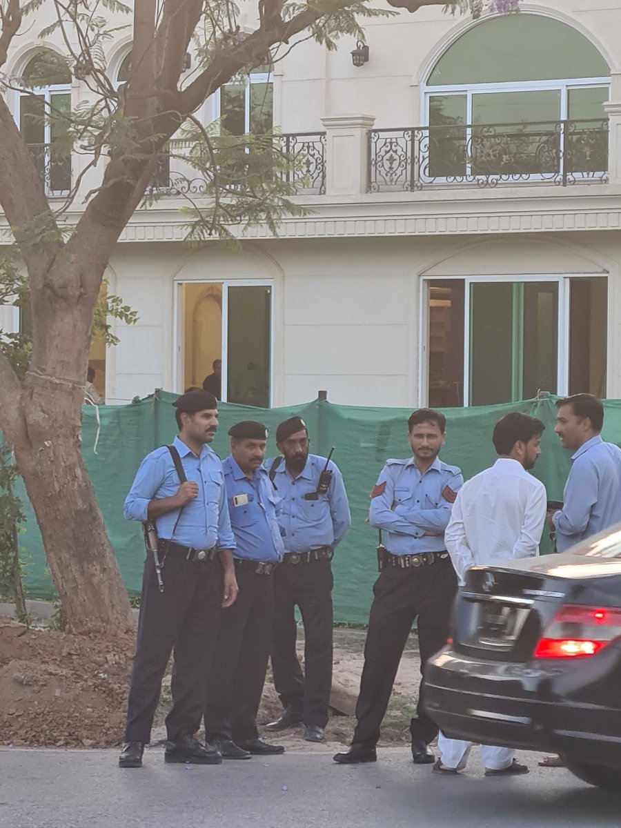 ZRygm9's tweet photo. @ICT_Police These 8 blue guys took pictures of all protesters in I-8 Islamabad to scare us but as our leader had directed, we gathered at 5:30 and left #kachnarpark at 6:30 without burning a single leaf of a tree or burning a vehicle or flag
This is the real @PTIofficial, we don't vandalize! https://t.co/l7nN9YEqj6