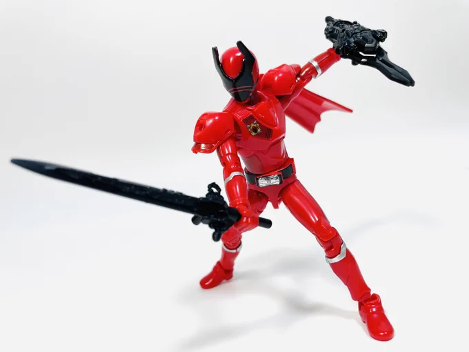ワンセットで武器バリエーションがめっちゃ豊富なのが良いよね(劇中でクワガタオージャーは使わないけどキングズウエポンの他モードも再現できるし)