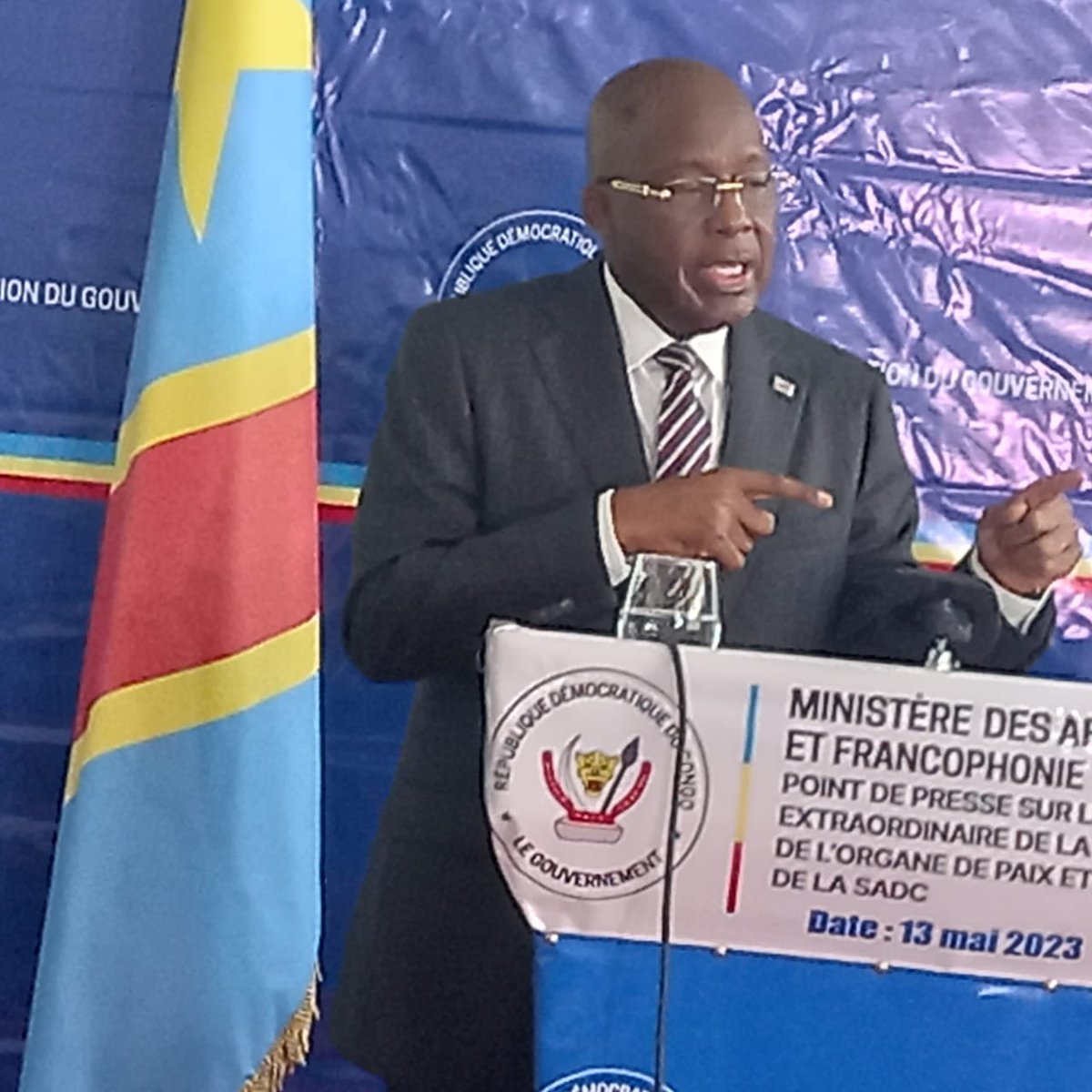 obed_kar_Ak's tweet photo. Les troupes de l'#EAC, venues rétablir la sécurité dans l'Est d la #RDC, ont échoué. Celles de la #SADC arrivent, en attendant la fixation des modalités au plutard le 15 juin, a déclaré Christophe Lutundula ce samedi devant la presse à Kinshasa. https://t.co/xjzIVM0DIv