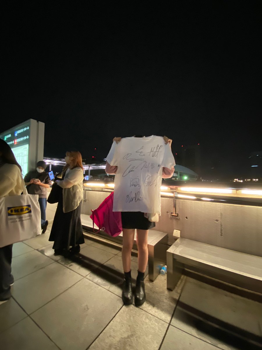 zhanghaozip's tweet photo. i knew it was a special shirt whatever but WITH ALL OF THEIR SIGNATURES https://t.co/x6gpeKg4gG