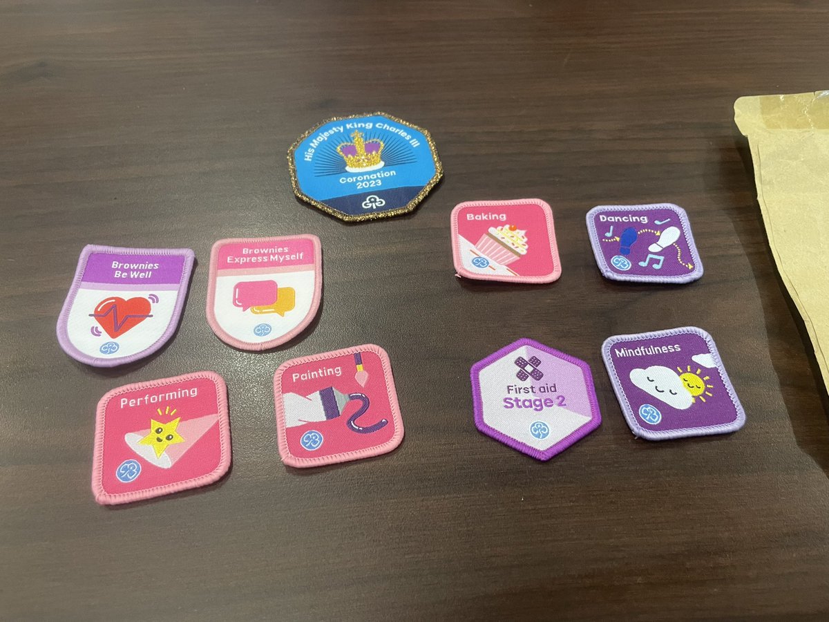 E got awarded these brownie badges today. <a href="/MrsVKiddie/">Mrs Kiddie and P5 @ VPS</a> <a href="/VictoriaPrimSch/">Victoria Primary</a> <a href="/MrsMcDavidVPS/">MrsMcDavid</a> <a href="/GoKidsVictoria1/">Go Kids Victoria</a>