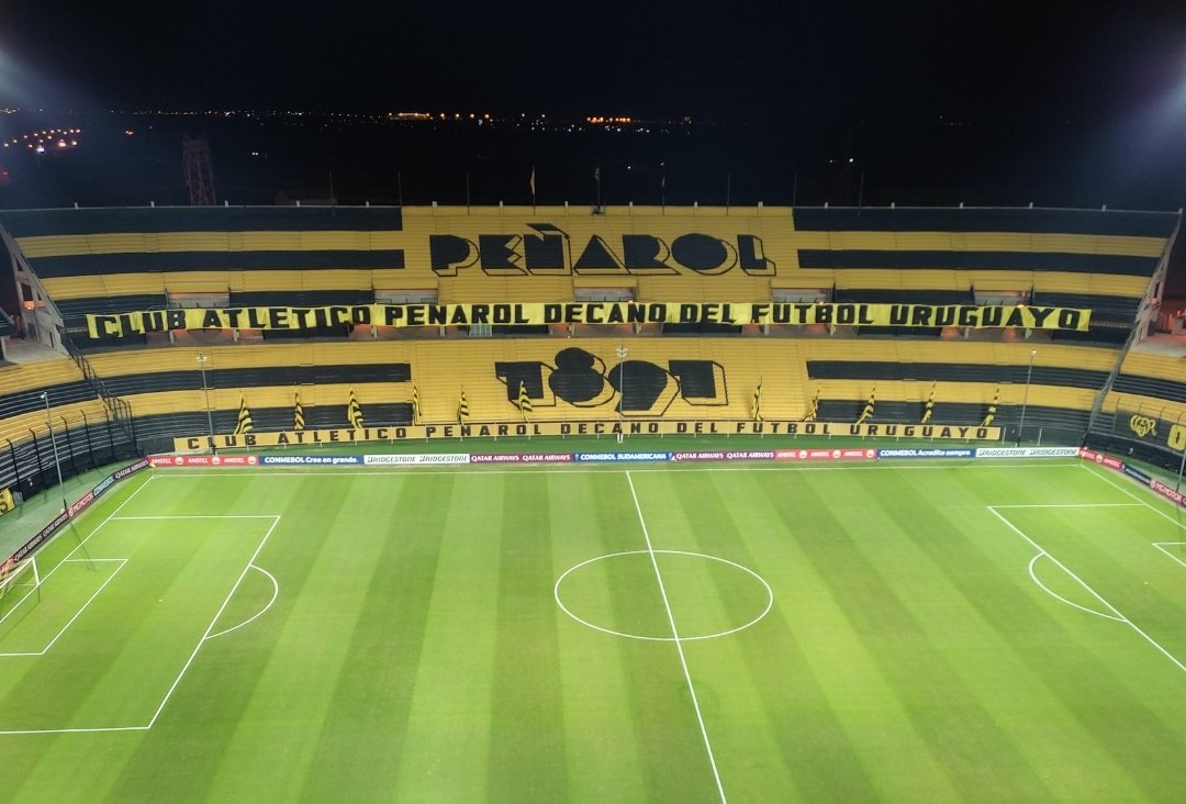 Mientras uno pone "años de gloria" el otro pone "años de verdad". Toda su vida siendo la sombra de Peñarol.