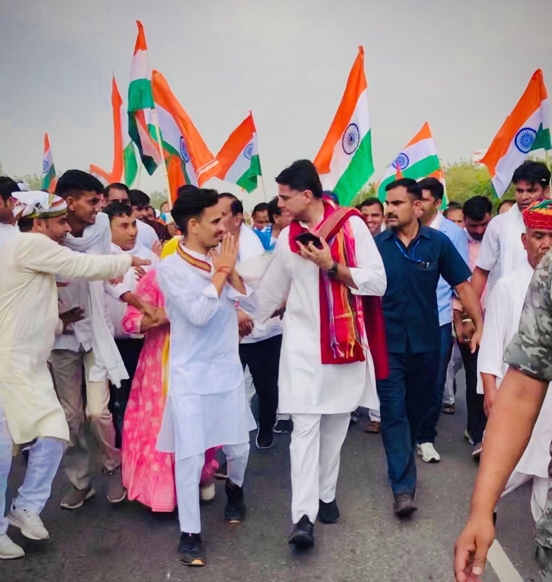 omveerrahisha01's tweet photo. पेपर लीक और भ्रष्टाचार के ख़िलाफ़ संघर्षरत युवा बेरोज़गार ,किसान मज़दूर की आवाज़ राजस्थान के सबसे लोकप्रिय नेता आदरणीय सचिन पायलट साहब की जन संघर्ष यात्रा में शामिल होकर आश्वस्त किया की राजस्थान का प्रत्येक युवा आपके जनहितेशी संघर्ष में आपके साथ मज़बूती से खड़ा हैं। @SachinPilot https://t.co/Ix61GzKPH0