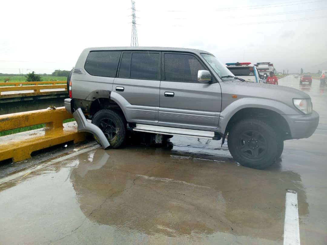 invialca's tweet photo. #ATENCION Equipo de #Invialca y cuerpos de seguridad atienden hecho vial por derrape de vehículo particular a la altura del km 123 de la #ARC #ViaductoLaCabrera
Vehículo impacta lateral izquierdo obstruyendo canal rápido
Desplegado dispositivo de seguridad en el punto 1/2 https://t.co/f9vTauY3nQ