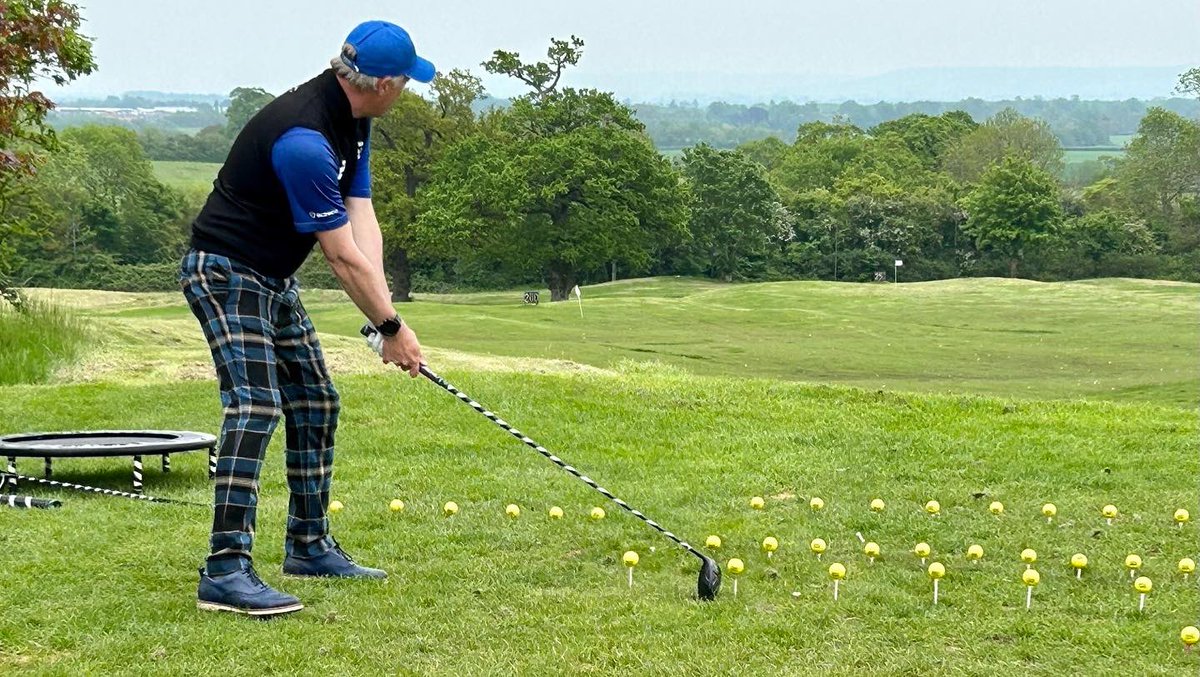 GolfTricks's tweet photo. We had a lot of fun yesterday evening @theoxfordshire show casing a few #golftricks @SrixonEurope @ClevelandGolfEu @Ducadelcosma_
#trickgolf #trickgolfshow #lotsoffun https://t.co/FVRbRDJg4V