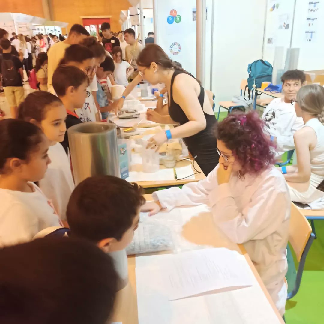 IESSanAlvaro's tweet photo. El pasado miércoles 10 de mayo nuestro alumnado del IES San Álvaro participó en la Feria de las Ciencias de Sevilla donde presentó su proyecto "Y después del contenedor amarillo, ¿qué?" https://t.co/ii7h3aqOYg