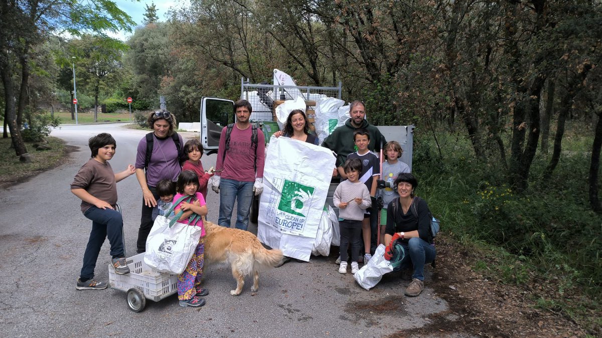 MVGambao's tweet photo. Un any més hem netejat els boscos i rieres del poble amb #AFAVallmanya i @aj_santestevep Moltes gràcies a totes! Hem fet feina i hem trobat algunes “sorpreses”👇🏼 @residuscat @2EWWR #EuropeanCleanUpDay #LetsCleanUpEurope #LetsCleanUpCat #CatalunyaCleanUpChallenge https://t.co/UITqDffUBY