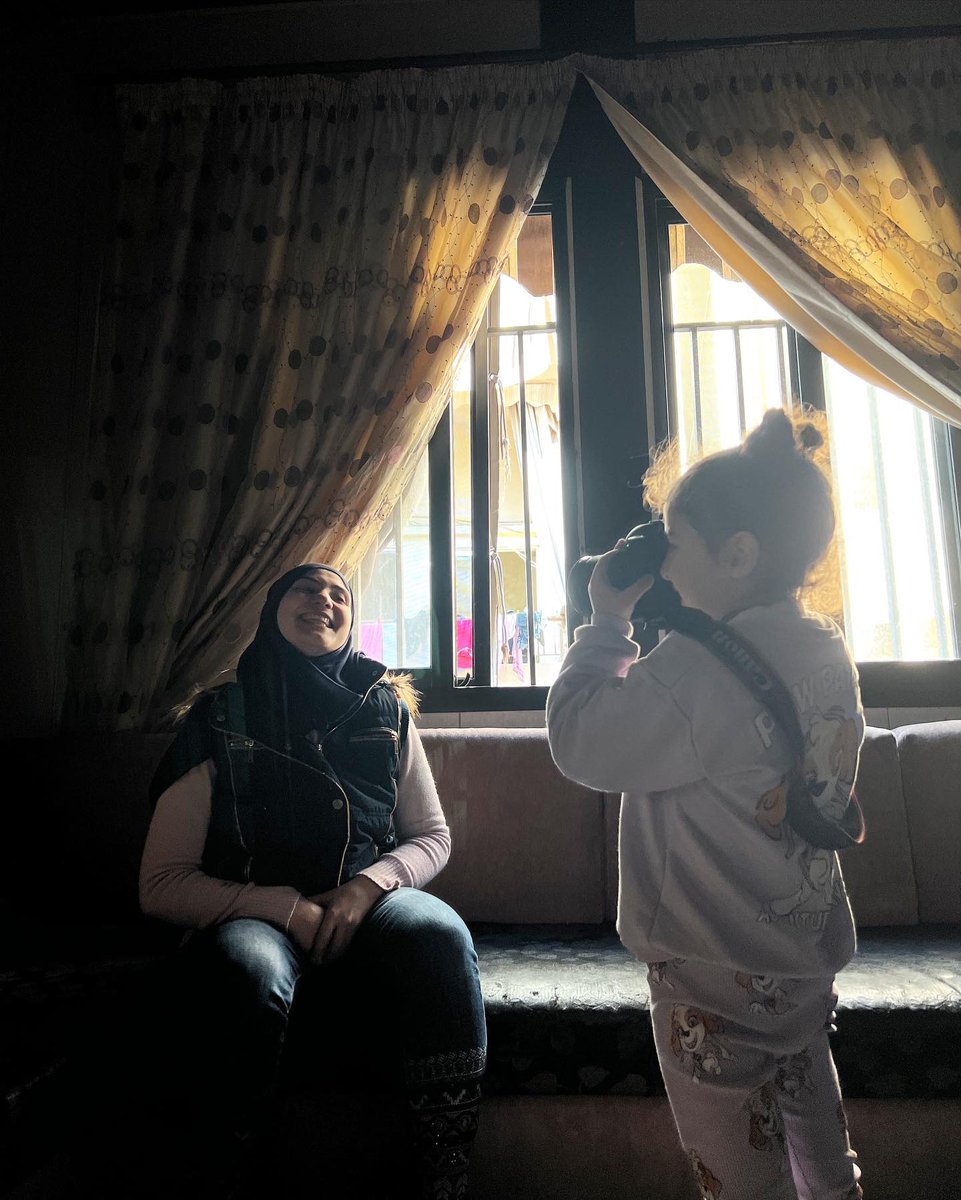 Swipe to meet the photographer behind Ala’a's portrait: her 5-year-old daughter, Imane. ➡️