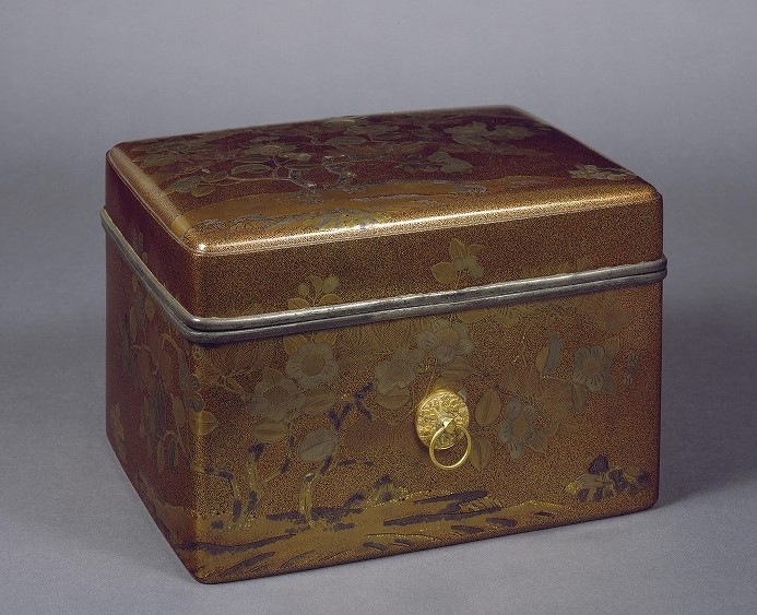 ＼ #大蒔絵展 #徳川美術館 ／

本日15日（月）は休館日です

和歌山県新宮市、阿須賀神社に伝わる御神宝の手箱

室町幕府三代将軍の足利義満らが奉納しました

鏡や歯黒箱、櫛などの化粧道具が附属していて、会場でも一緒に紹介しています

国宝《松椿蒔絵手箱》
南北朝時代　14世紀
京都国立博物館