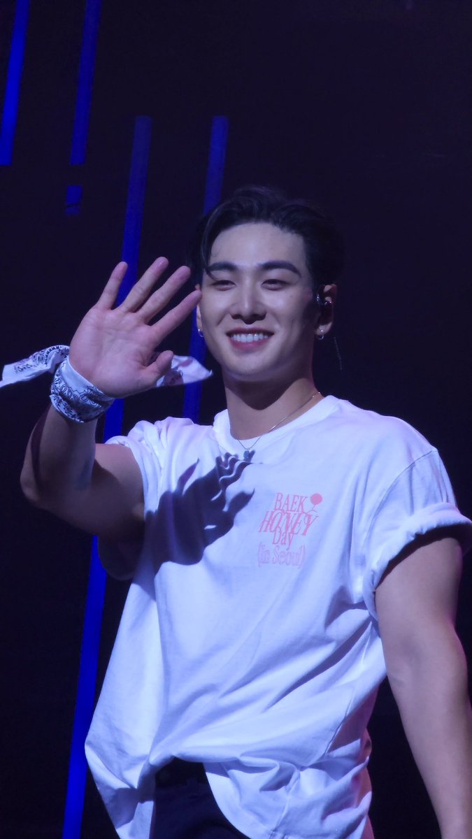 RealDaybreak315's tweet photo. #Baek_honeyday 
#BAEKHONEYDAYINSEOUL
#백호 #baekho
그냥 너무 잘생긴 걸 주체할 수 없는 밤 https://t.co/ID09j5jH54