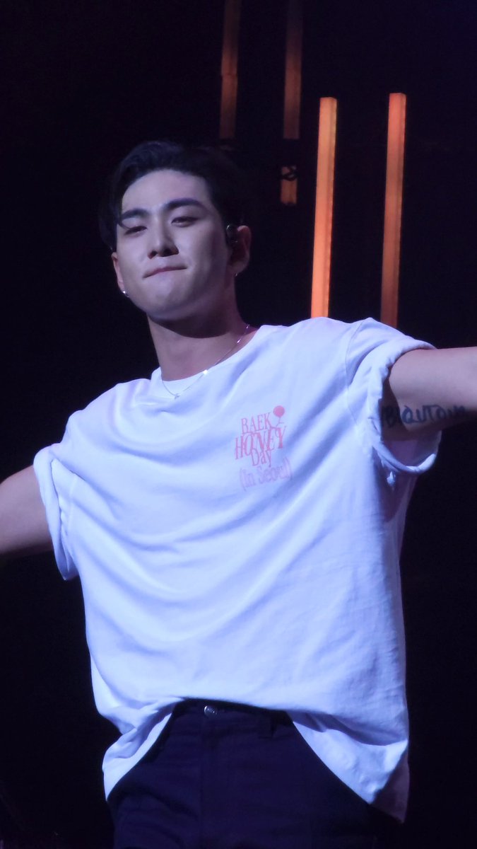 RealDaybreak315's tweet photo. #Baek_honeyday 
#BAEKHONEYDAYINSEOUL
#백호 #baekho
그냥 너무 잘생긴 걸 주체할 수 없는 밤 https://t.co/ID09j5jH54