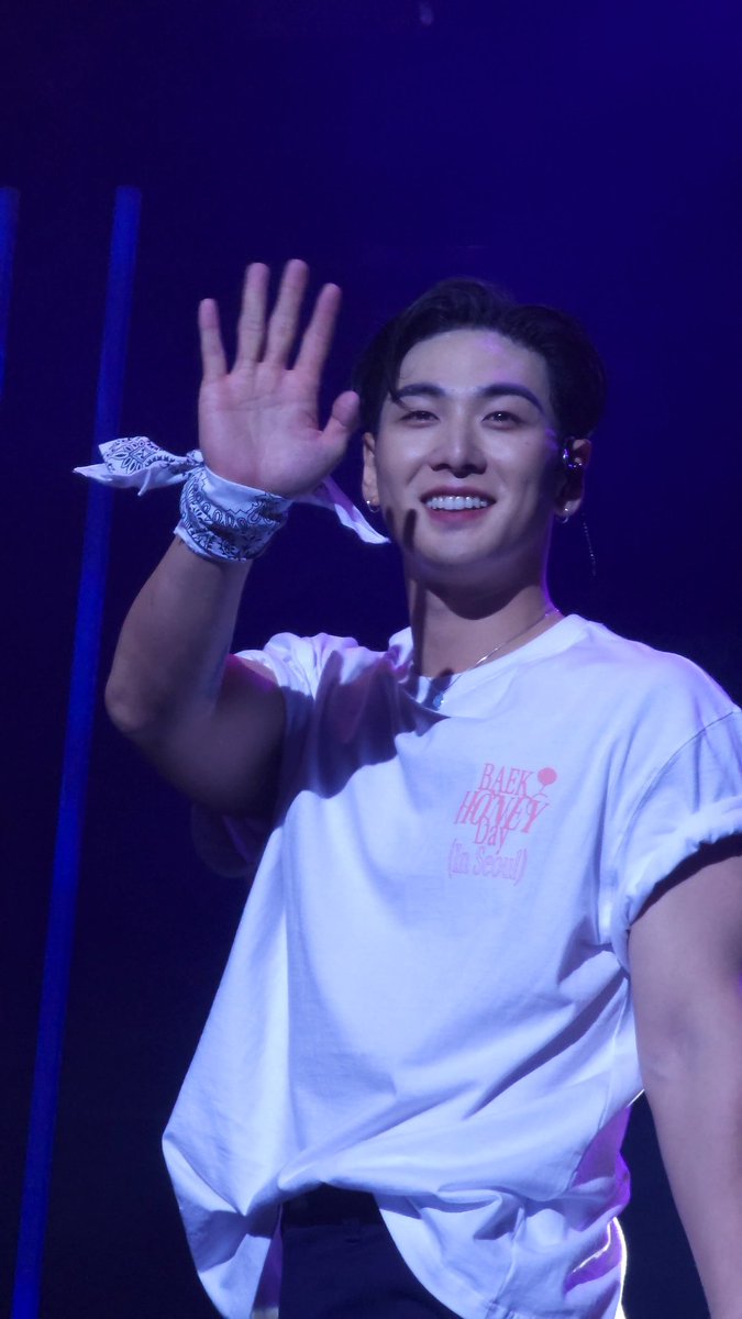 RealDaybreak315's tweet photo. #Baek_honeyday 
#BAEKHONEYDAYINSEOUL
#백호 #baekho
그냥 너무 잘생긴 걸 주체할 수 없는 밤 https://t.co/ID09j5jH54