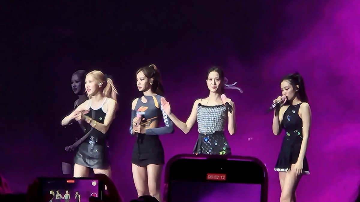 matcha_arte's tweet photo. HUHH?? #BORNPINKinSingapore #BLACKPINKinSingapore https://t.co/6k6FVrEMlB