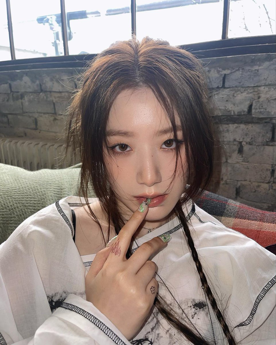 spcs__106's tweet photo. 230514 #슈화 인스타 업로드🖤

언니야 :) https://t.co/L2tTTeql3W