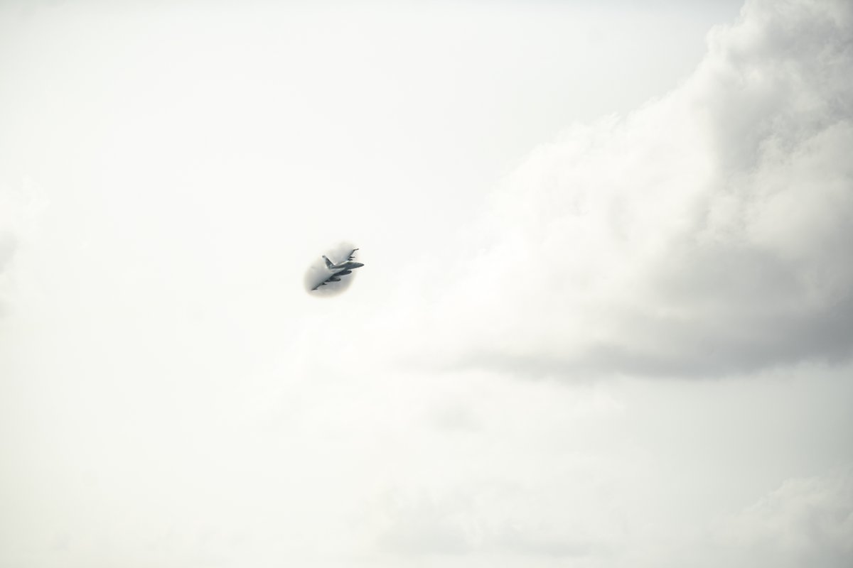 US7thFleet's tweet image. Aircraft fly in formation above the aircraft carrier USS Nimitz (CVN 68) during an aerial change of command ceremony for the &quot;Blue Diamonds&quot; of Strike Fighter Squadron (VFA) 146.

#FlightOps | #ChangeofCommand | #NimitzNews