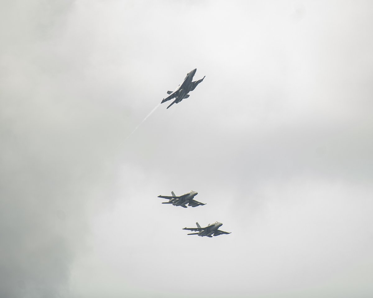 US7thFleet's tweet image. Aircraft fly in formation above the aircraft carrier USS Nimitz (CVN 68) during an aerial change of command ceremony for the &quot;Blue Diamonds&quot; of Strike Fighter Squadron (VFA) 146.

#FlightOps | #ChangeofCommand | #NimitzNews