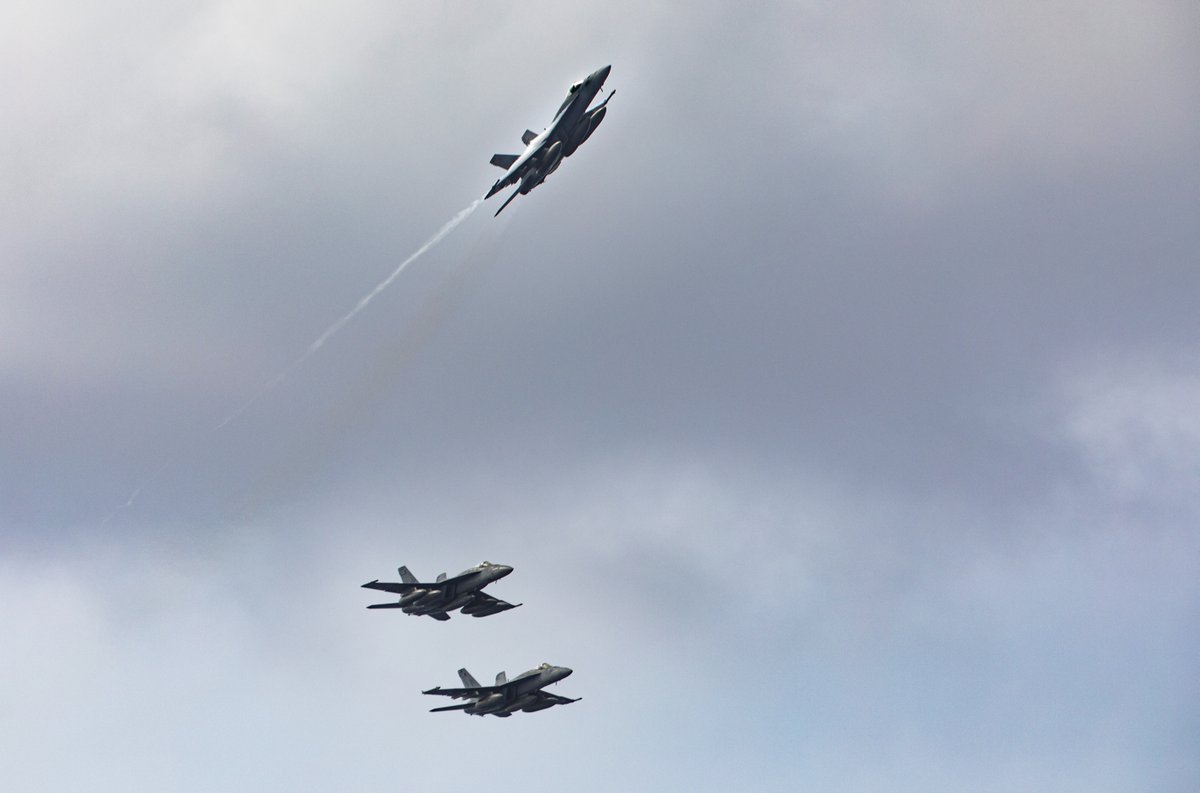 US7thFleet's tweet image. Aircraft fly in formation above the aircraft carrier USS Nimitz (CVN 68) during an aerial change of command ceremony for the &quot;Blue Diamonds&quot; of Strike Fighter Squadron (VFA) 146.

#FlightOps | #ChangeofCommand | #NimitzNews