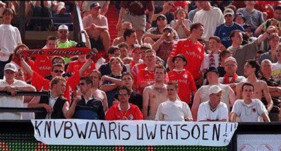 Vandaag 23 jaar geleden moest #fctwente verplicht naar de kuip, ironisch dat de #knvb het dan juist nu zo over fatsoen heeft en collectief wedstrijden laat staken ipv individuen aan te pakken #vuurwerkramp #knvbmaffia <a href="/VoetbalUltras/">Voetbal Ultras</a>