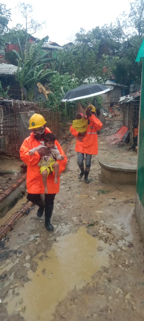 UNHCR_BGD's tweet photo. Timely evacuations of people at risk to communal shelters in the refugee camps, led by Rohingya refugee first responders with the support of the Govenernment 🇧🇩 &amp; humanitarian agencies, helped save lives during #CycloneMocha 
📷 Rohingya volunteers Md Shoaib &amp; Md. Sadek https://t.co/tVoI3dcBNb