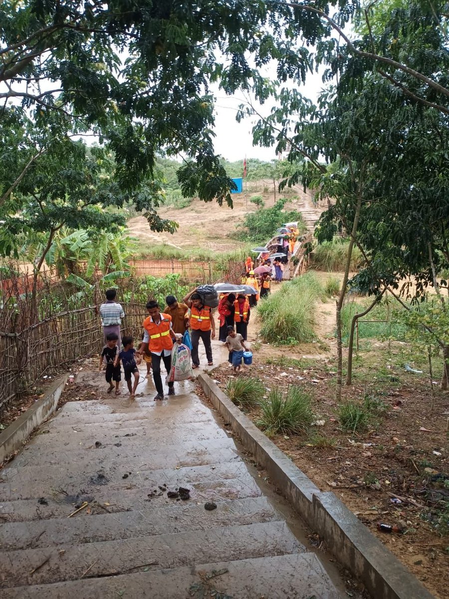 Timely evacuations of people at risk to communal shelters in the refugee camps, led by Rohingya refugee first responders with the support of the Govenernment 🇧🇩 &amp; humanitarian agencies, helped save lives during #CycloneMocha 
📷 Rohingya volunteers Md Shoaib &amp; Md. Sadek