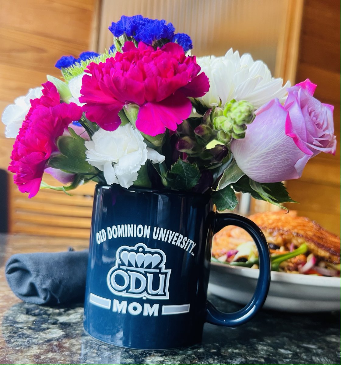 Wishing our ODU Moms a very happy Mother’s Day!💙💐

@university_village_bookstore

#odu #odumoms #reignon #monarchpride #olddominionuniversity #universityvillagebookstore