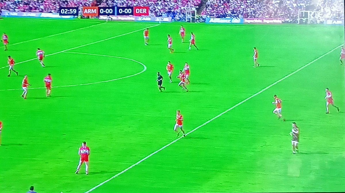 71screech71's tweet image. What genius didn't consider that Orange and Red is a nightmarish colour clash for this Ulster Final? 

And Derry with a perfectly good white jersey that they could have worn ... 

#TheSundayGame