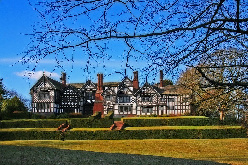 JustHistoryPost's tweet image. Bramall Hall, Greater Manchester, England, built in the 14th century. Many #Tudor additions were made to the house, including beautiful surviving painted walls and plastered ceilings. It has distinctive timbers filled with wattle, daub, lath and plaster #history #medieval