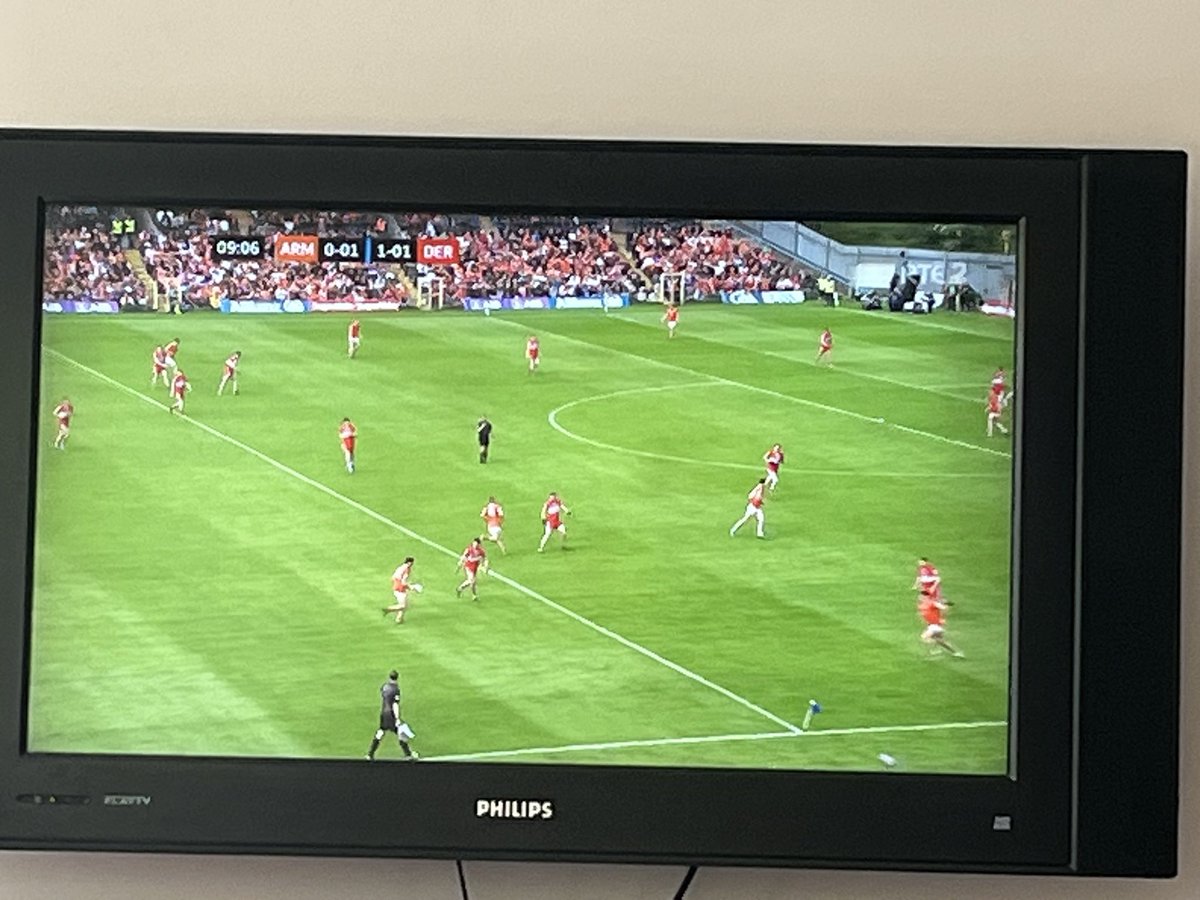 Why do teams have away jerseys if they don’t use them when needed?!? Nightmare for viewers. 
#UlsterFinal #GAA 🔴⚪️🟠⚪️