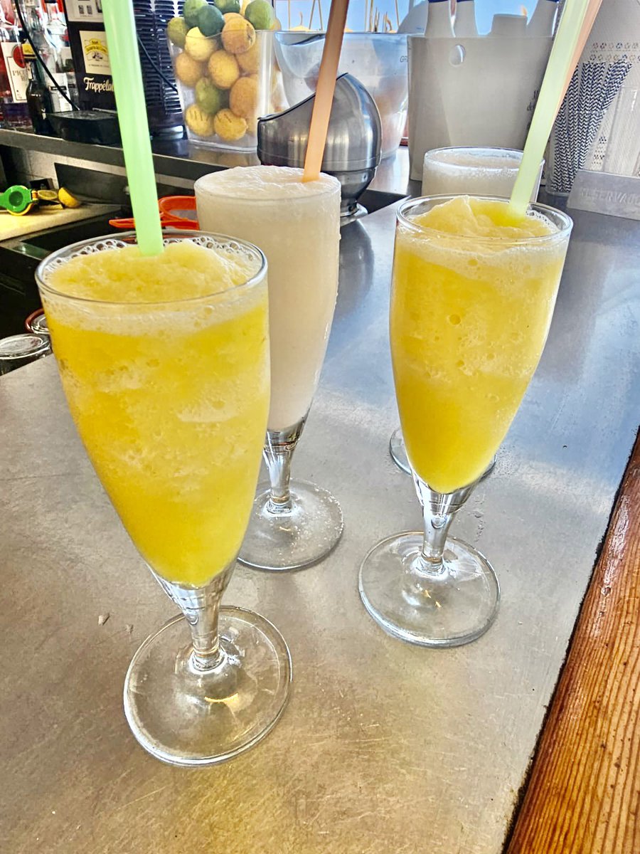 RestCasaAntonio's tweet photo. Qué nos gusta poder ofrecer lo mejor de nosotros, cuando lo que hacemos es devolver el cariño de nuestros clientes y amigos ! 

#torremolinos #cocktails #beachlife https://t.co/sn77O9qz9w