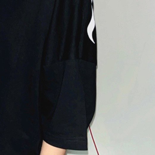 Fourth_FNJ's tweet photo. เราอยากมาพูดเรื่องเสื้อร้าน ปัญหา คือ
1) แพ็คเกจกล่องกระดาษ  “กับ” ถุง 
2) เสื้อต่อแขนตอนแรกเรามองว่ามันไม่ต่อ แต่กลับไปดูใหม่ต่อจริงๆ
 - สต. ผ้าที่ต่อเนื้อผ้าและสีไม่เหมือนกัน
- รายเอียดไม่ได้บอกว่าต่อแขน 
3) สกรีนเสื้อไม่ดี
#DIVINEOfficial 
#DivinebyGemini 
#Gemini_NT https://t.co/e9wS8Yi7u7