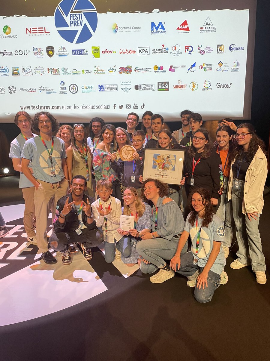 Une formidable expérience pour 5 de nos #ComJ qui faisaient partie du Jury #Jeunes de <a href="/FestiPREV/">FestiPREV</a> 2023 !
Ils ont décerné le Prix du Jury Jeunesse au Collège André Malraux (17) pour leur film « Faux se taire » qui traite du harcèlement scolaire ➡️ youtu.be/xk8Rca9DiZA