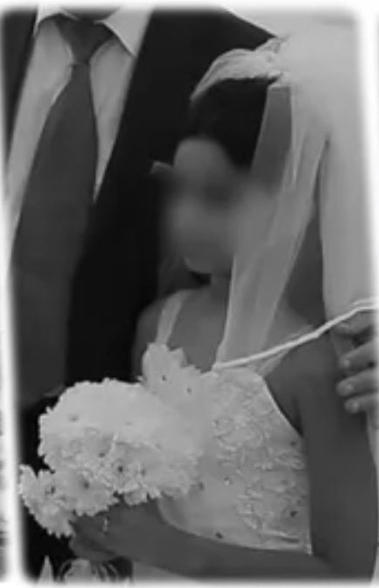 #Iran:
Dit #SamiraAbbasi.
Ze was gedwongen getrouwd toen ze 15 was met een 28-jarige man.
Ze werd verkracht en mishandeld door haar man.
Ze vergiftigde en doodde hem op 17-jarige leeftijd om zichzelf te bevrijden.
Ze zal over een paar dagen geëxecuteerd worden.
Wees svp haar stem