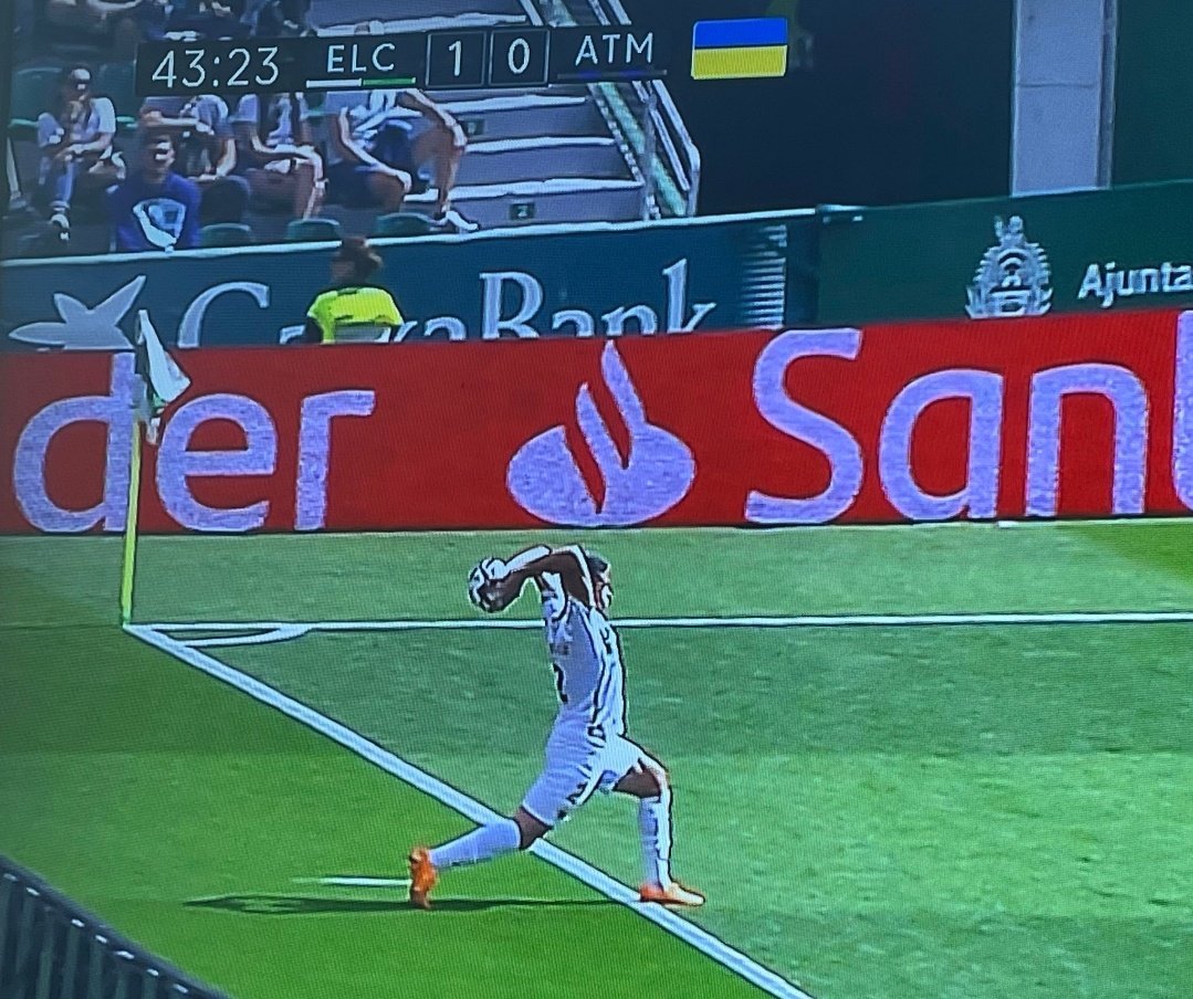 Dvinuesa's tweet photo. Cobran al mes aunque no arbitren 12.500 euros

Cobran 4.200 euros por partido y 2.100 euros en el VAR

Tienen una herramienta para revisar todas las jugadas con cámaras por todos los lados

Lo hacen mal, no rectifican y encima amenazan con la huelga. Increíble https://t.co/YcI8LuQN9k