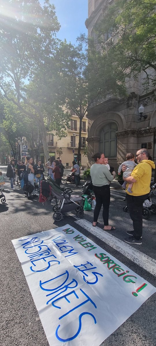 Presents a la concentració de <a href="/I3publica/">@SensePlaçaalaPública</a>!

Els drets no són drets si no són per tothom.