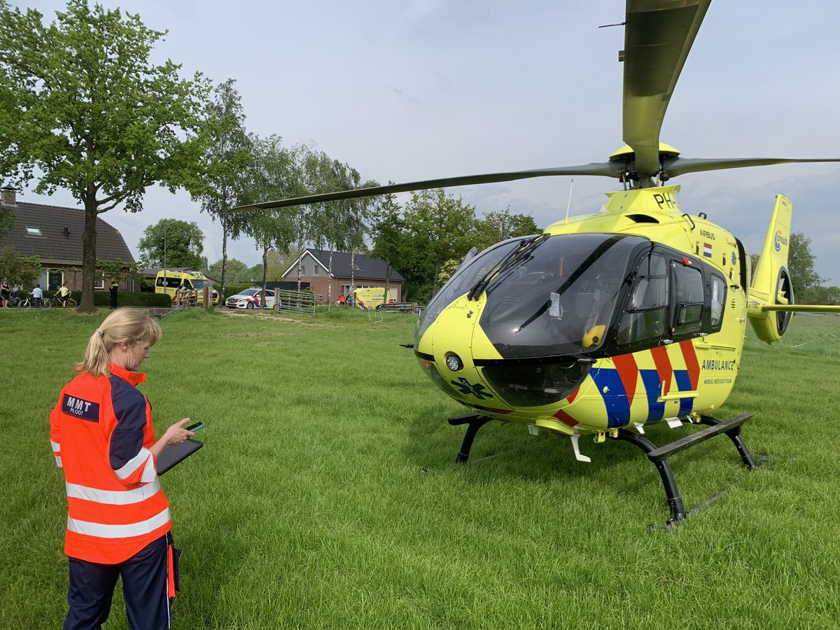 TeGijs's tweet photo. Kindje gevallen tijdens fietsen. Trauma helikopter ter plaatse. Kindje naar ziekenhuis. #schoonrewoerd #traumahelikopter #omgeval https://t.co/lO5rePywKg