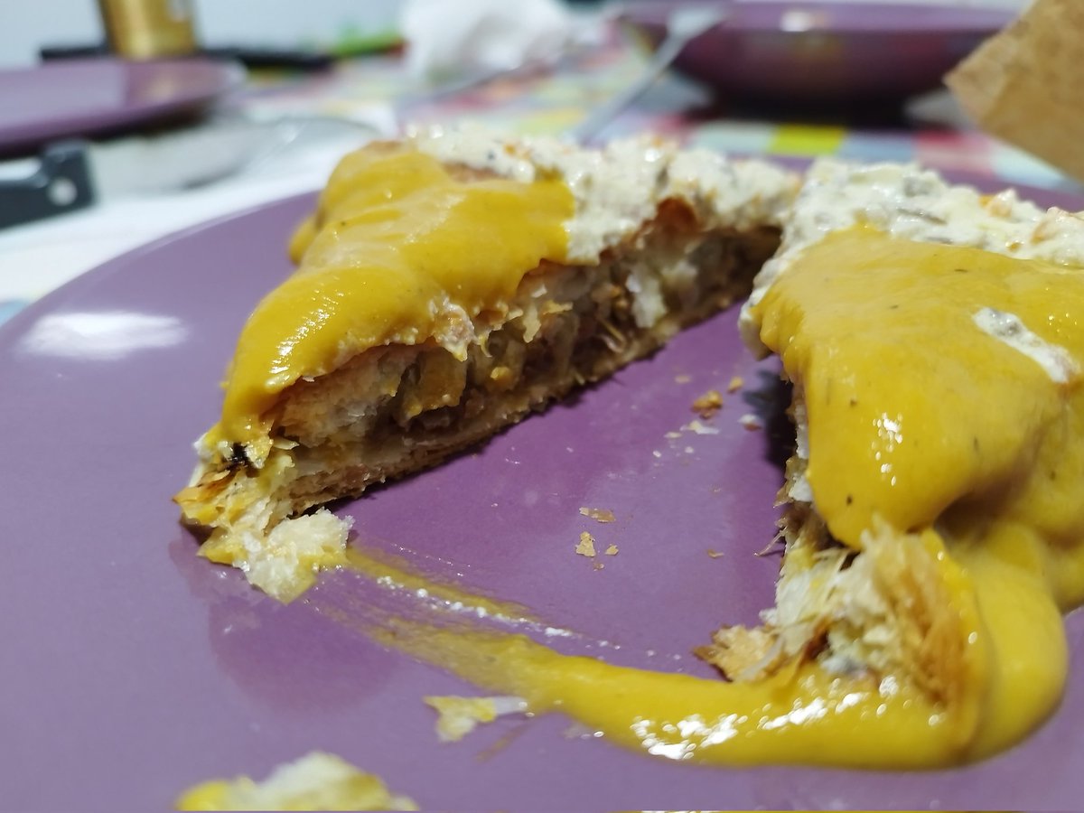 Feliz domingo chavalitosss!! Hoy estaba modo gourmet y he hecho por un lado, un "Milhojas de carrillera de cerdo al vino blanco con salsa de setas"