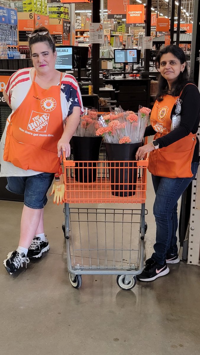 eov177's tweet photo. Celebrating Mothers Day the Lakeline way!🎉🎉🎉🧡🧡🧡 https://t.co/WuDpMQlGVQ