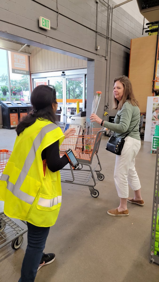 eov177's tweet photo. Celebrating Mothers Day the Lakeline way!🎉🎉🎉🧡🧡🧡 https://t.co/WuDpMQlGVQ