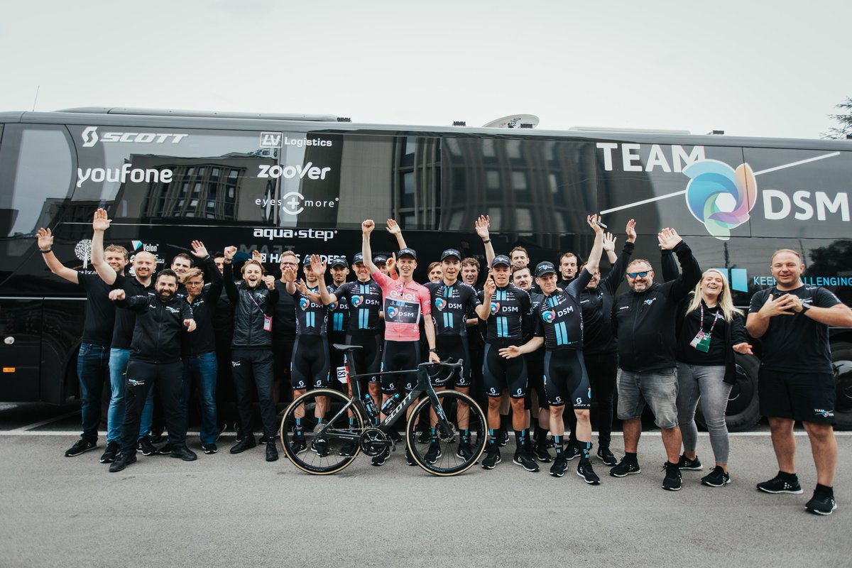 Pink squad 💕 

What a week we’ve had wearing and defending this beautiful jersey; it's been a big effort from all the riders and staff.🙌🏻 

Now for a well earned rest day tomorrow before we go racing again in week 2! 💪🏻

#KeepChallenging #Giro