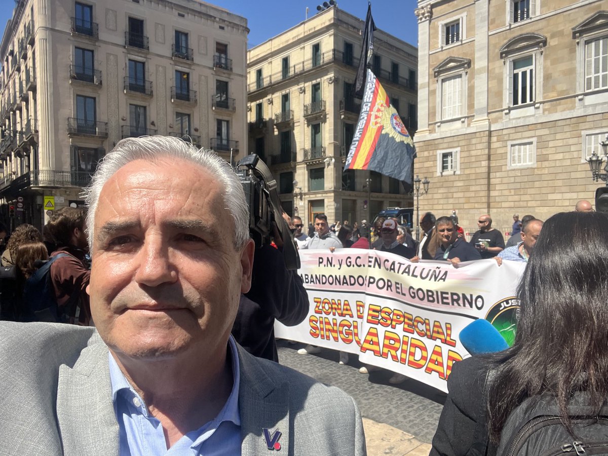 oscar_benitez_b's tweet photo. Esta mañana ⁦@PareraEva⁩ y miembros de su candidatura de ⁦@Valents_bcn⁩ hemos estado apoyando a la ⁦@policia⁩ y la ⁦@guardiacivil⁩ en sus reivindicaciones, sobre todo en su reclamación de que Cataluña sea considerada una Zona de Especial Singularidad. https://t.co/Ggyh4Zxnuy