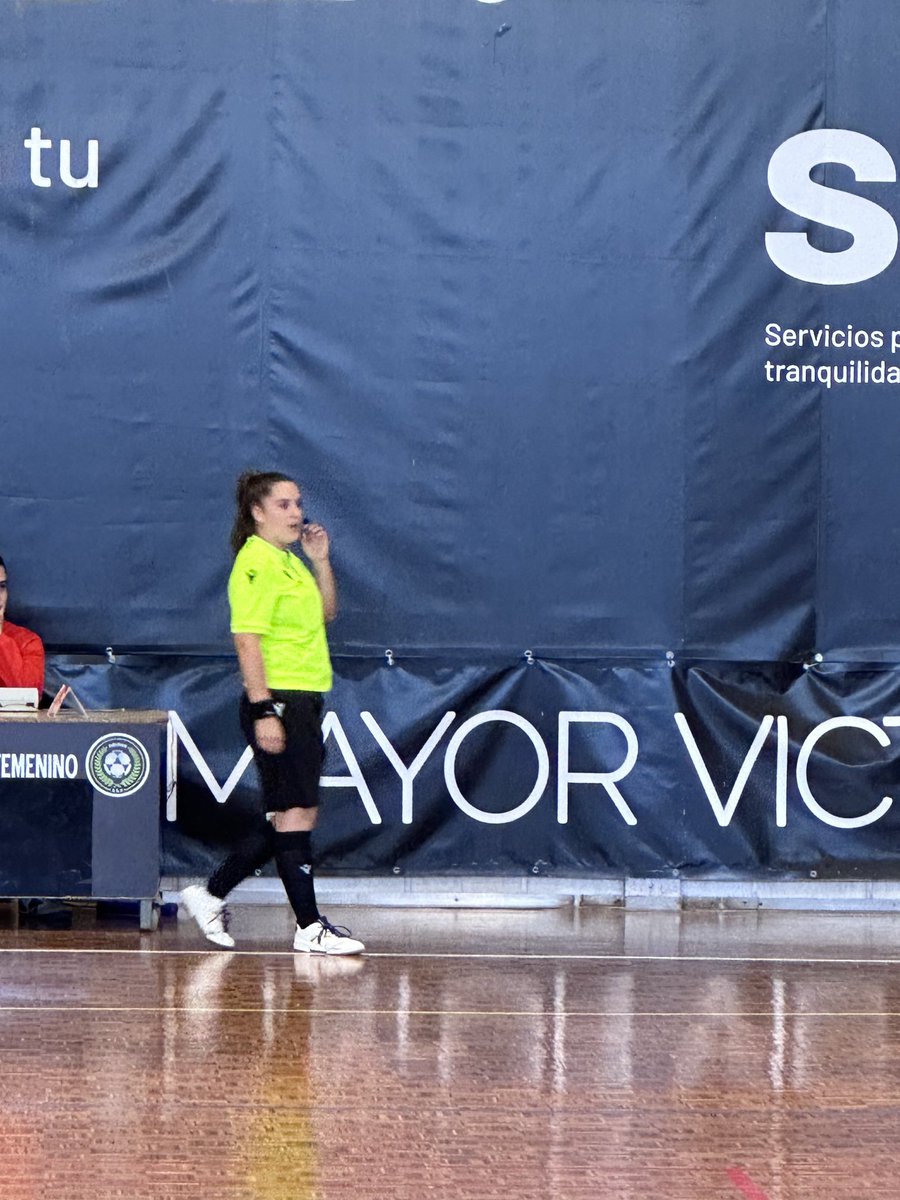 lucianohf_6's tweet photo. Enhorabuena ⁦@beahernandez_2⁩ un excelente arbitraje espero que tengas mucha suerte en el futuro ⁦@ffrm_es⁩ partido de 2- división de Futsal femenino ⁦@FutSalRFEF⁩ https://t.co/7grI7iEoGm