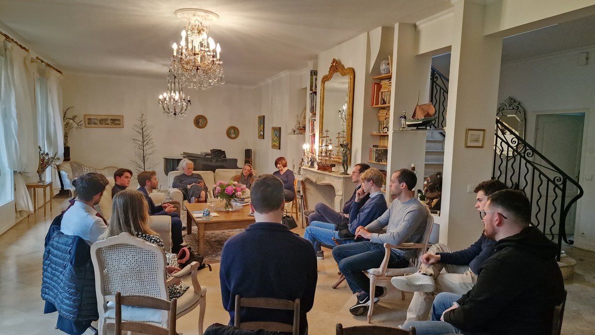 <a href="/Horizons78000/">Horizons Versailles Comité</a> ravi d'avoir accueilli les <a href="/HorizonsJeunes/">Horizons Jeunes</a> pour une réunion d'échanges sur la proposition de loi de <a href="/LMarcangeli/">Laurent Marcangeli</a> sur la majorité numérique et la lutte contre la haine en ligne.
Merci <a href="/RemyChemla/">Rémy</a> pour sa présentation du texte et des enjeux de son examen au Parlement