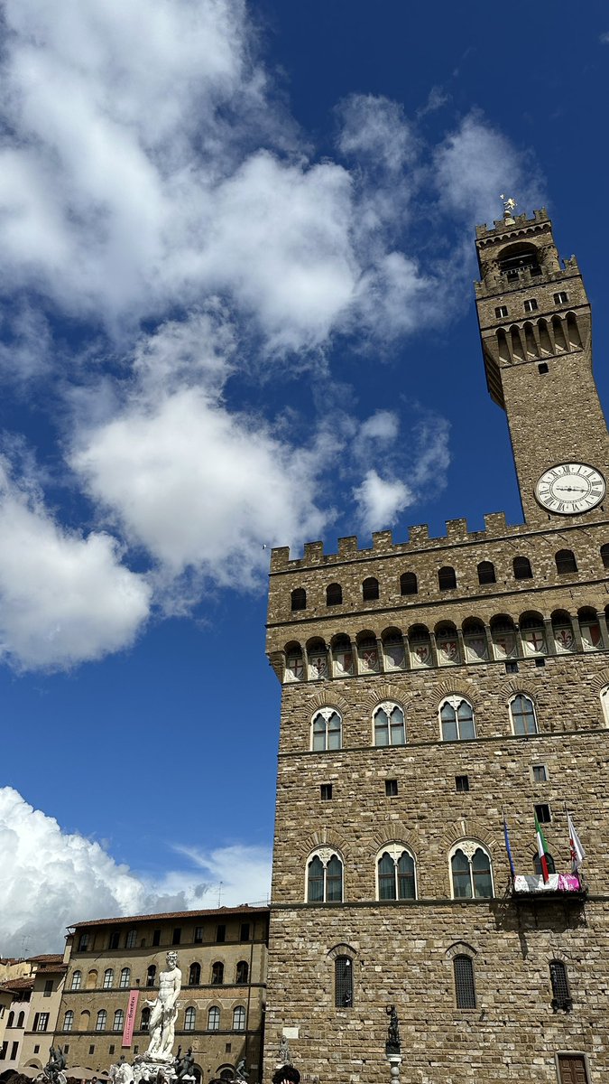 thetravelingpin's tweet photo. New week, new location! This time I’m taking it back to Florence (I studied abroad here in college) 🥹🫶🏼 This city has a special place in my heart. I can’t wait to explore all my old places and find new ones! 🇮🇹✈️ Check out my Florence guides here: https://t.co/ecPJfIKzTA https://t.co/NFYEochwia