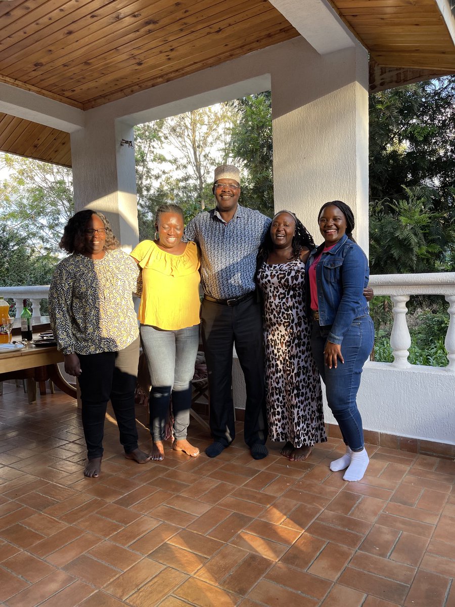 Spent a wonderful Sunday afternoon with my friends, George Morara, Kamau Ngugi, their lovely wives Alma and Njoki, their families and friends. Thanks for the delicious meals, stomach-war stories and fun. Viva!