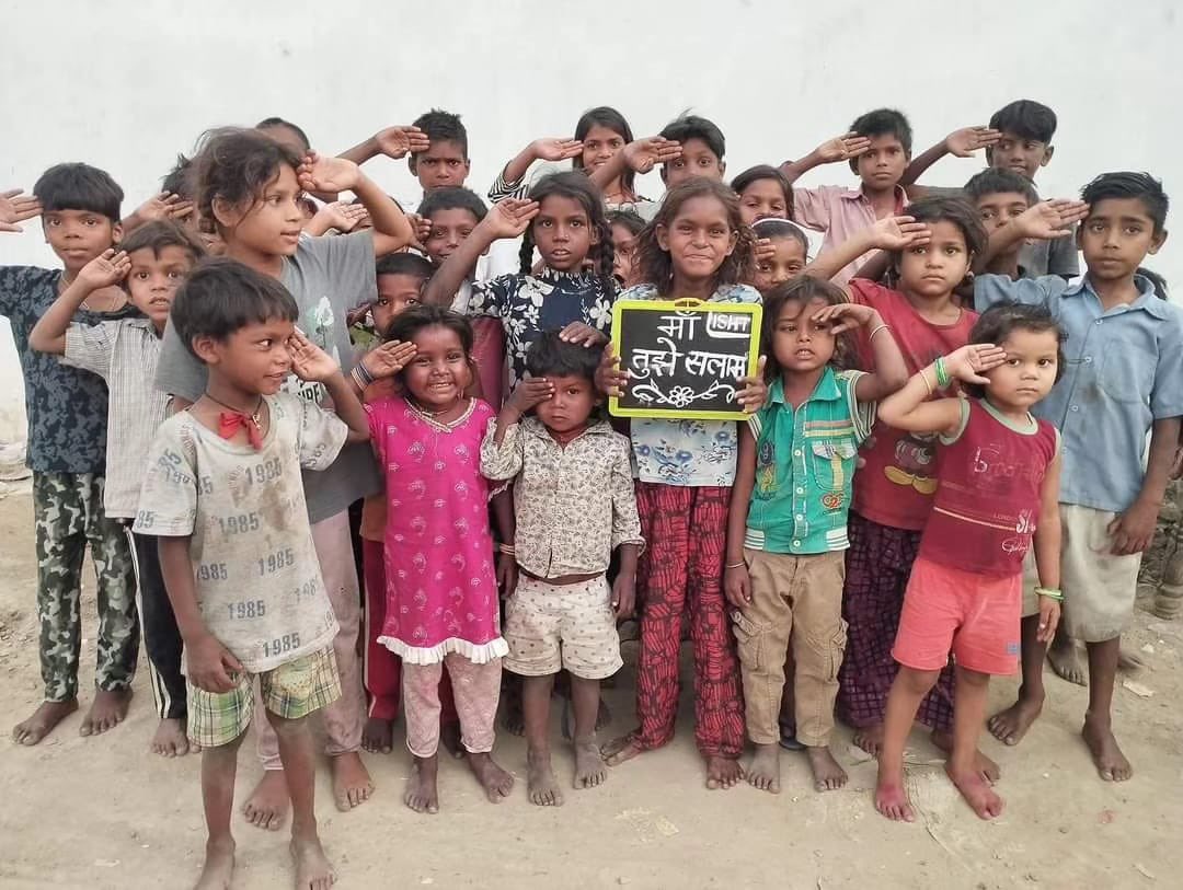 Ishtfoundation's tweet photo. #माँ_तुझे_सलाम।। 🇮🇳❤🙏
आज इष्ट फाउंडेशन द्वारा #मातृदिवस के अवसर पर  पाठशाला पर शिक्षा ग्रहण कर रहे बच्चों के बीच #कला_प्रतियोगिता आयोजित की गयी। जिसमें बच्चों ने #माँ को सलाम करते हुए ये संदेश दिया कि माँ मात्र एक शब्द नहीं है बल्कि सम्पूर्ण संसार है 
@Ishtfoundation https://t.co/Z5rLq7lH6g