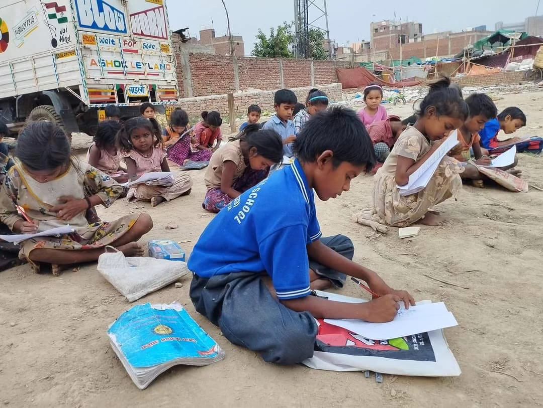 Ishtfoundation's tweet photo. #माँ_तुझे_सलाम।। 🇮🇳❤🙏
आज इष्ट फाउंडेशन द्वारा #मातृदिवस के अवसर पर  पाठशाला पर शिक्षा ग्रहण कर रहे बच्चों के बीच #कला_प्रतियोगिता आयोजित की गयी। जिसमें बच्चों ने #माँ को सलाम करते हुए ये संदेश दिया कि माँ मात्र एक शब्द नहीं है बल्कि सम्पूर्ण संसार है 
@Ishtfoundation https://t.co/Z5rLq7lH6g