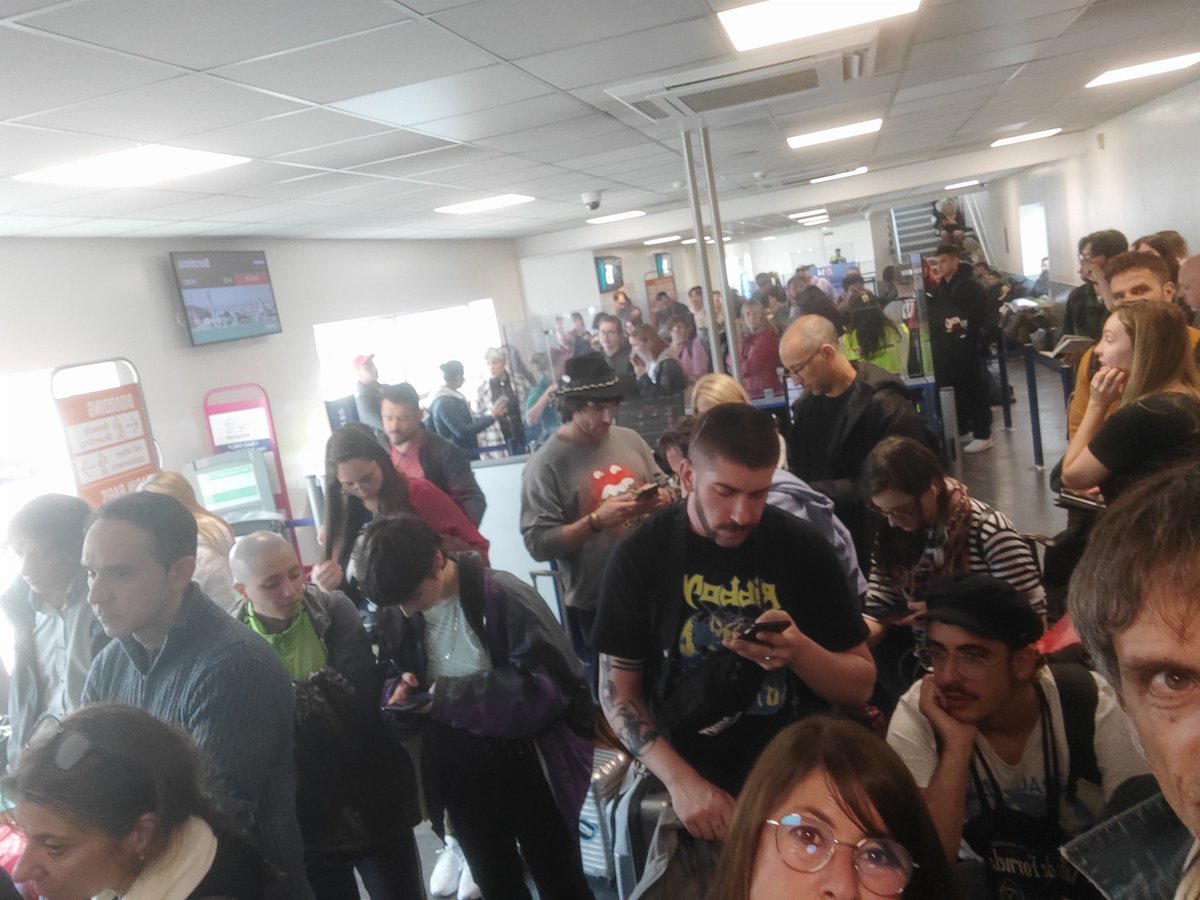 Daniestrada71's tweet photo. Dues hores de retard i aquí ningú informa de res!! Aeroport de Luton (London) direcció BCN @Ryanair_ES https://t.co/QUhUis7OUk