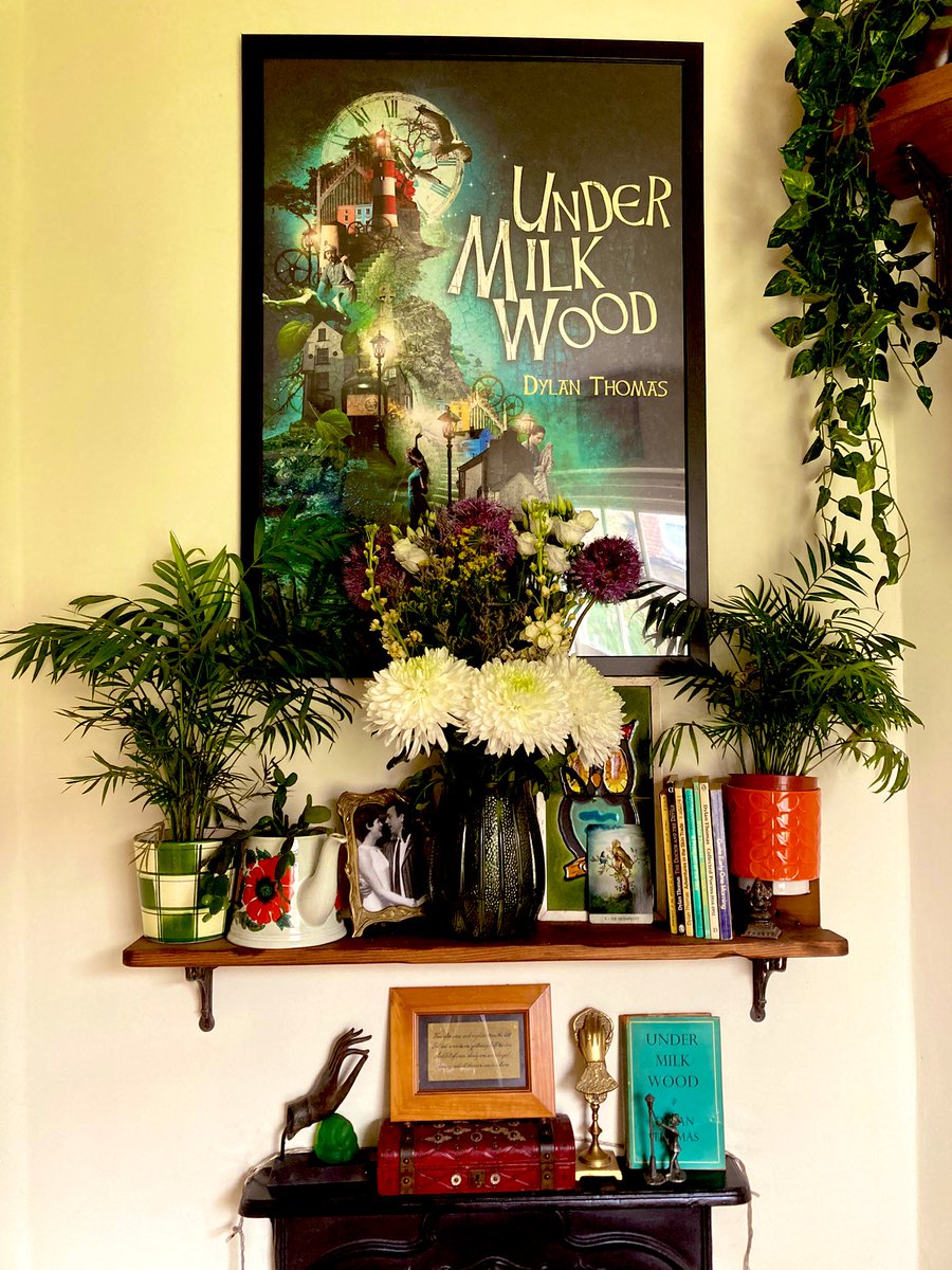 Happy #DylanDay and here’s the most favourite little corner in my house. 💚 #DylanThomas #undermilkwood 🏴󠁧󠁢󠁷󠁬󠁳󠁿