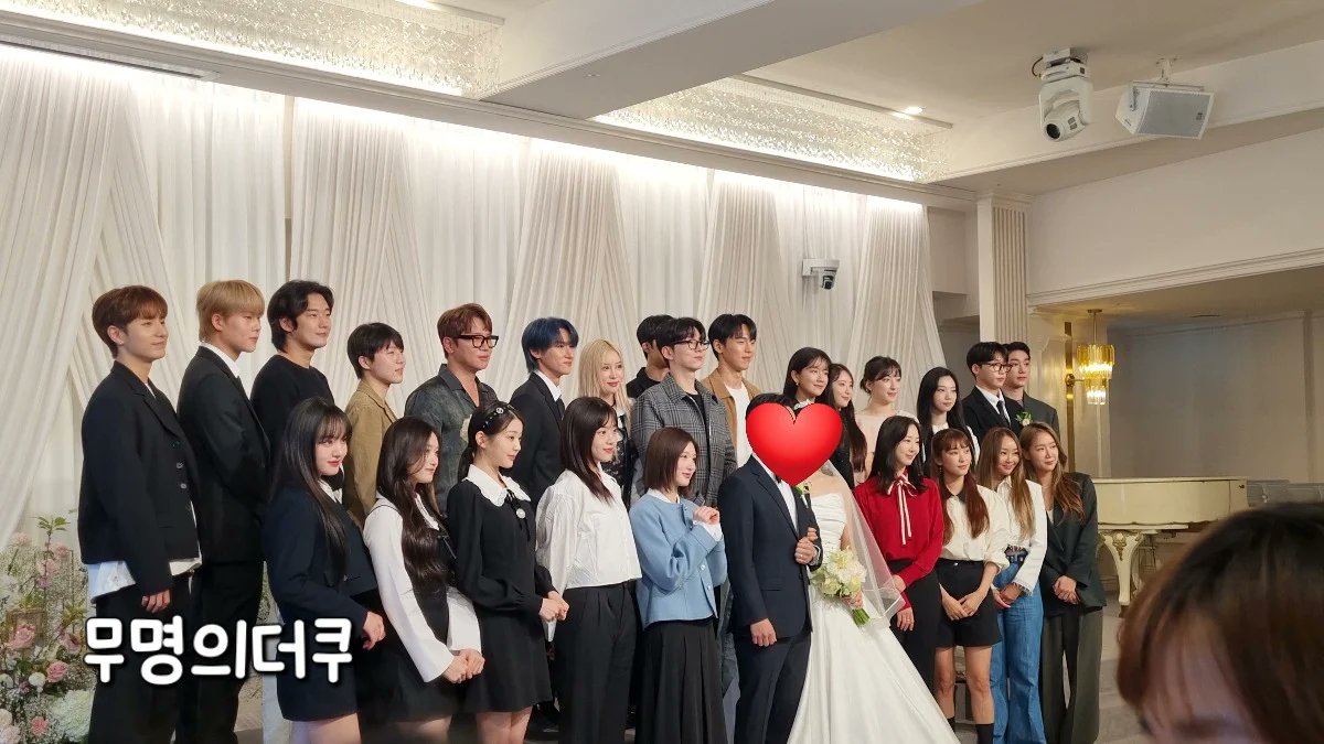 l0stminhyuk's tweet photo. segunda boda a la q los chicos asistien y tmbn esta wonhito al parecer la boda q mencionó nunu ayer en su live es de alguien del staff de Starship y al parecer asistieron artistas de ss y wonhito obviamente esta ahí, q hermoso regalo por su octavo aniversario😭♥️ https://t.co/pjUevwgItN